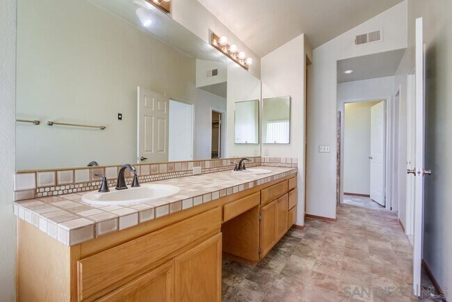 Building Photo - 11742 Avenida Sivrita