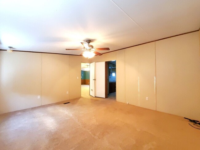 Building Photo - Spacious 4 bedroom with 3 FULL bathrooms n...