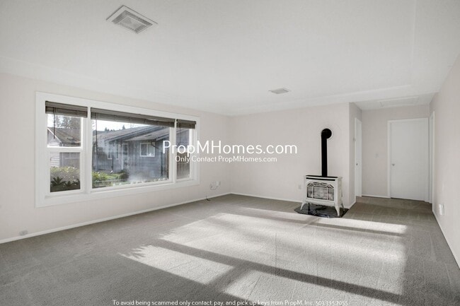 Building Photo - Cozy Two Bedroom Home in Willamette on a Massive Lot!