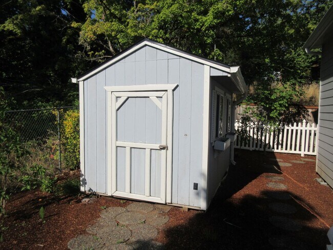 Building Photo - Large 4 Bedroom Home in West Salem
