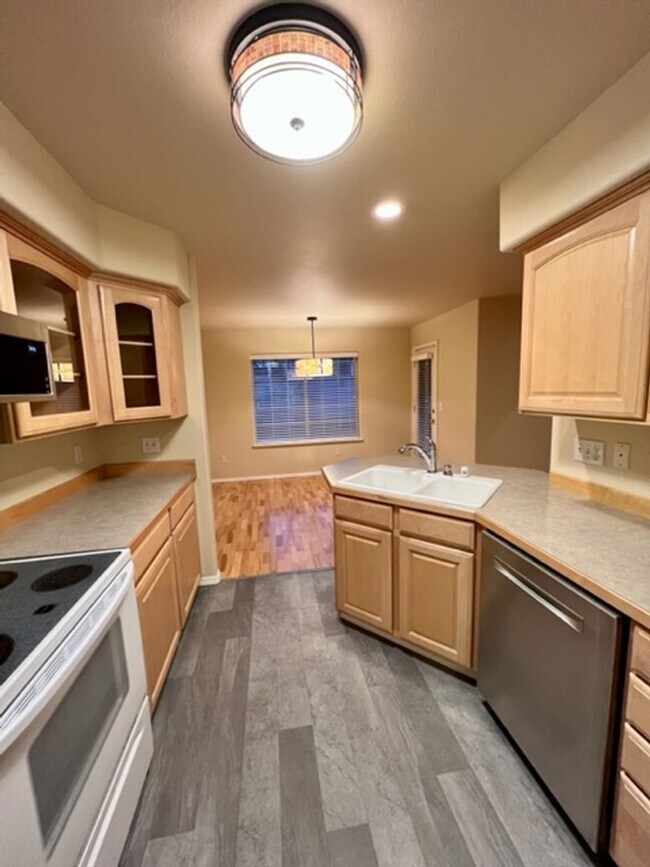 Building Photo - Updated 3 Bedroom Condo!