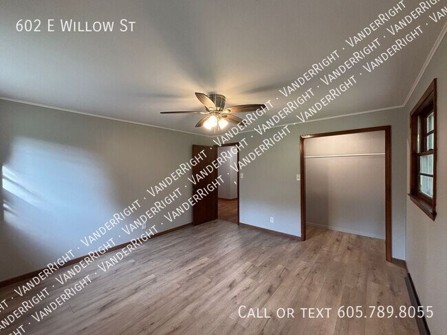 Building Photo - 602 E Willow St