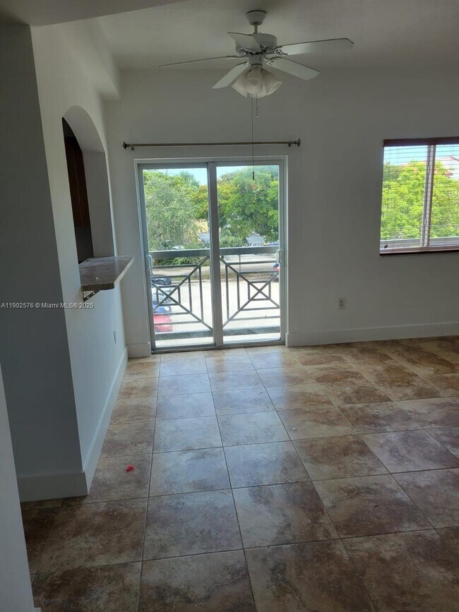 Building Photo - 357 N Royal Poinciana Blvd