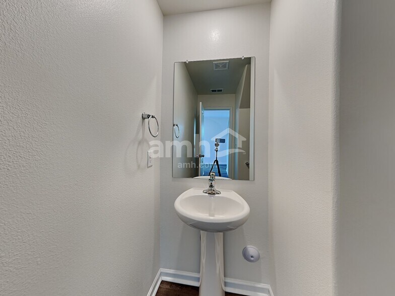 Building Photo - 2058 Southlea Dr