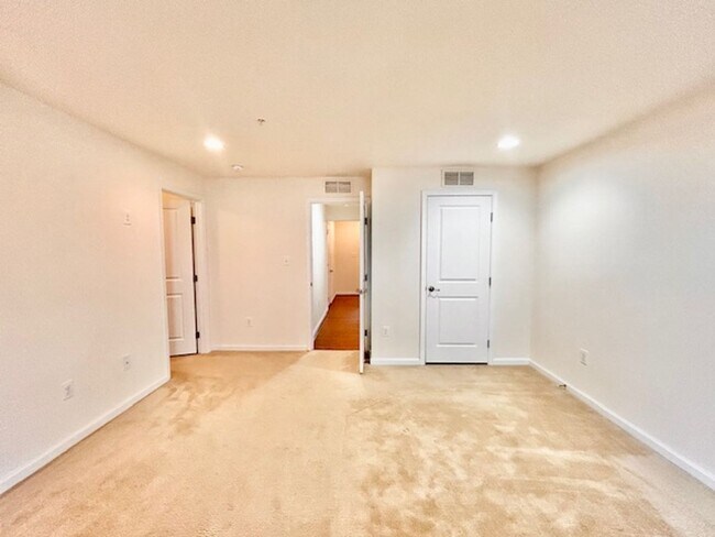 Building Photo - Welcome to the desirable Howard Square