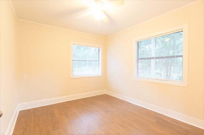 Building Photo - 205 Columbia Dr