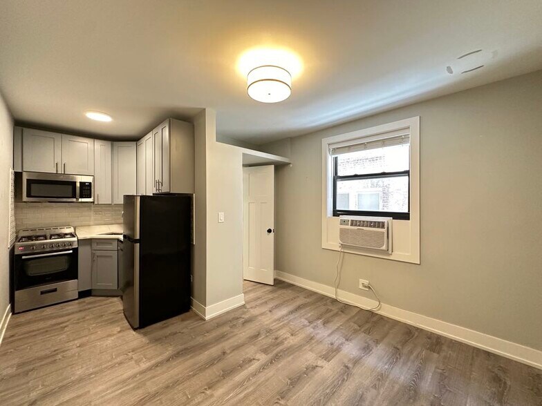 Building Photo - 510 W Belmont Ave