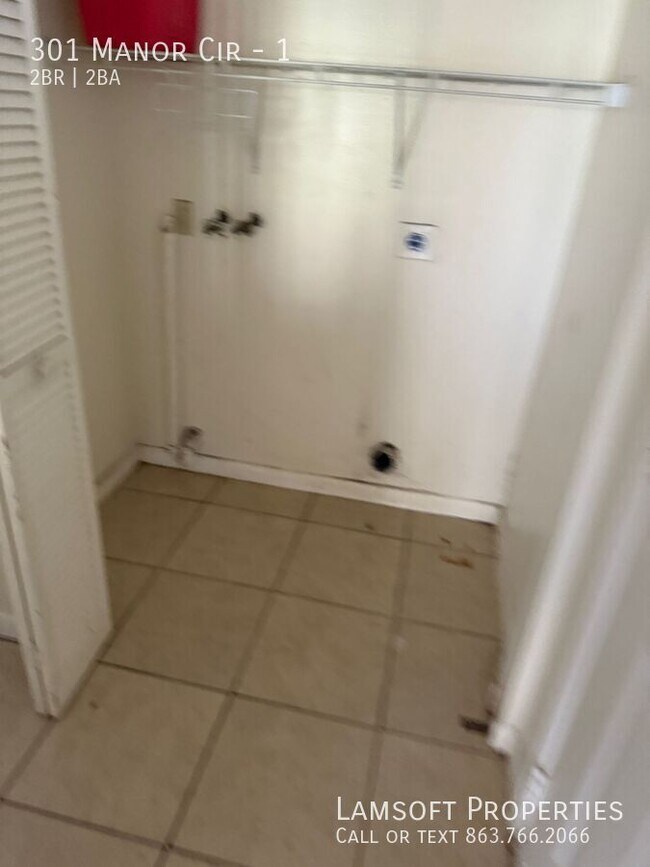 Building Photo - 301 Manor Cir