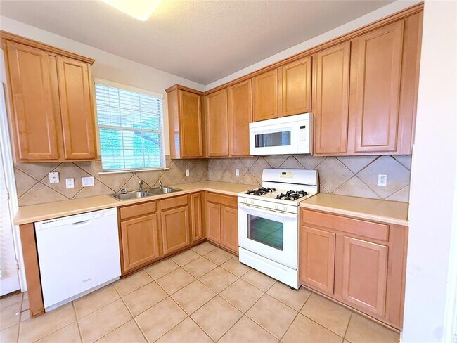 Building Photo - 16100 S Great Oaks Dr