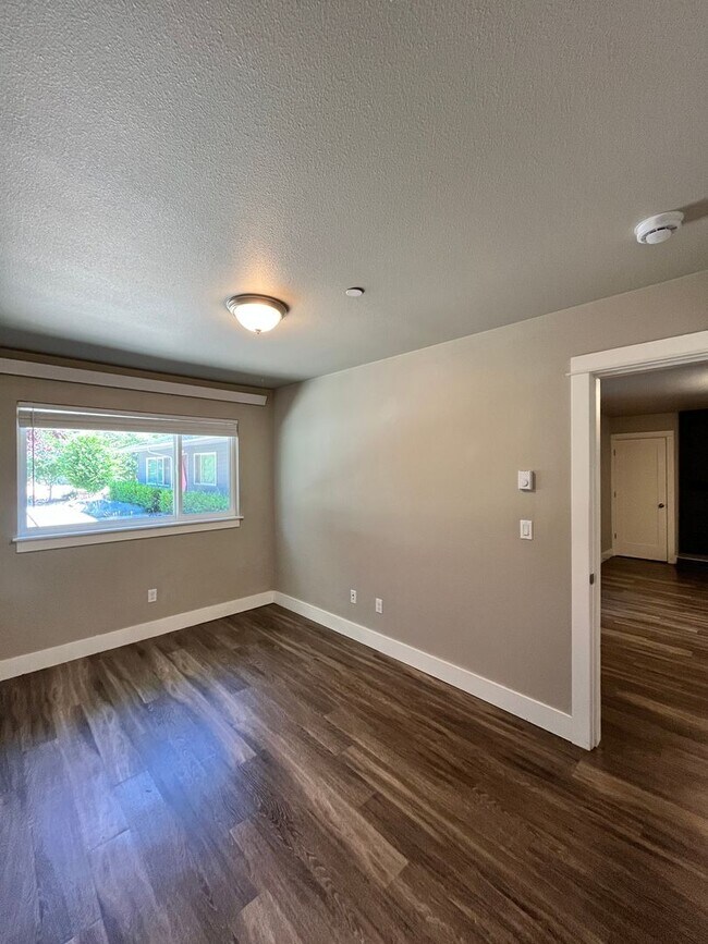 Building Photo - Large 3 Bedroom 2 Bathroom! In-Unit Washer...