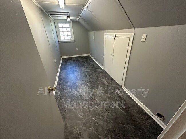 Building Photo - 528 Baldwin Rd