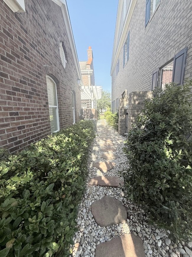 Building Photo - 951 Hendrick Ave