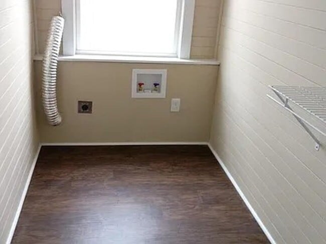 Building Photo - 805 Eva St