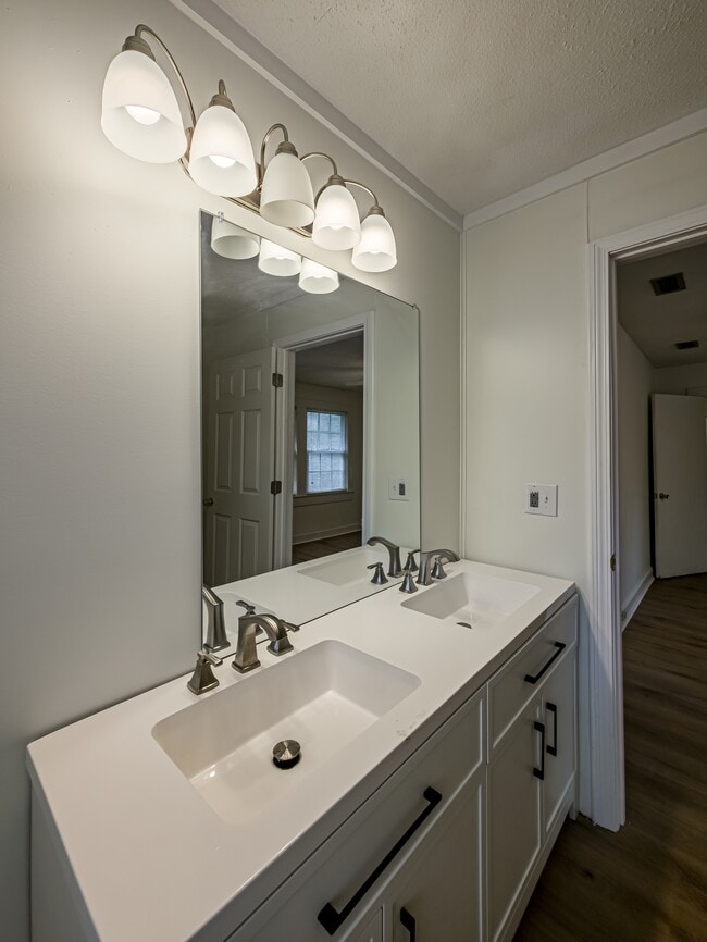 Building Photo - 1608 Central Ave