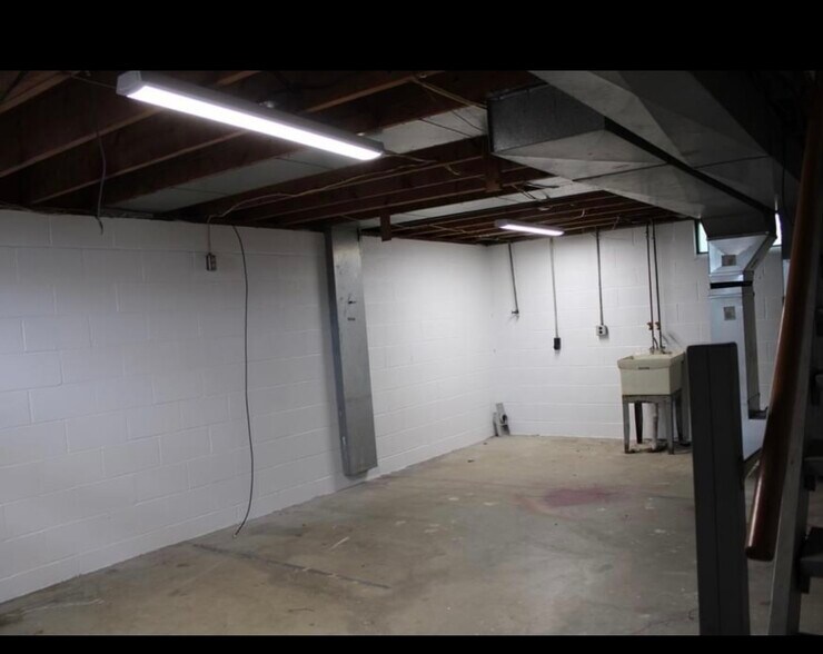 Building Photo - 9550 Struthers Rd