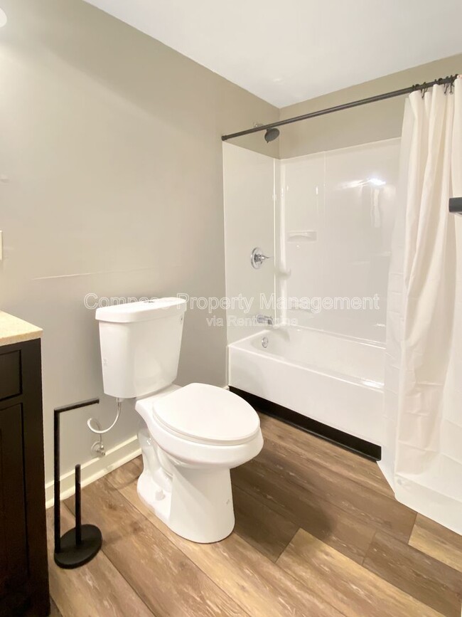 Building Photo - 921 Fulton St E