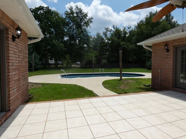 Building Photo - Spacious 4-Bedroom Pool Home