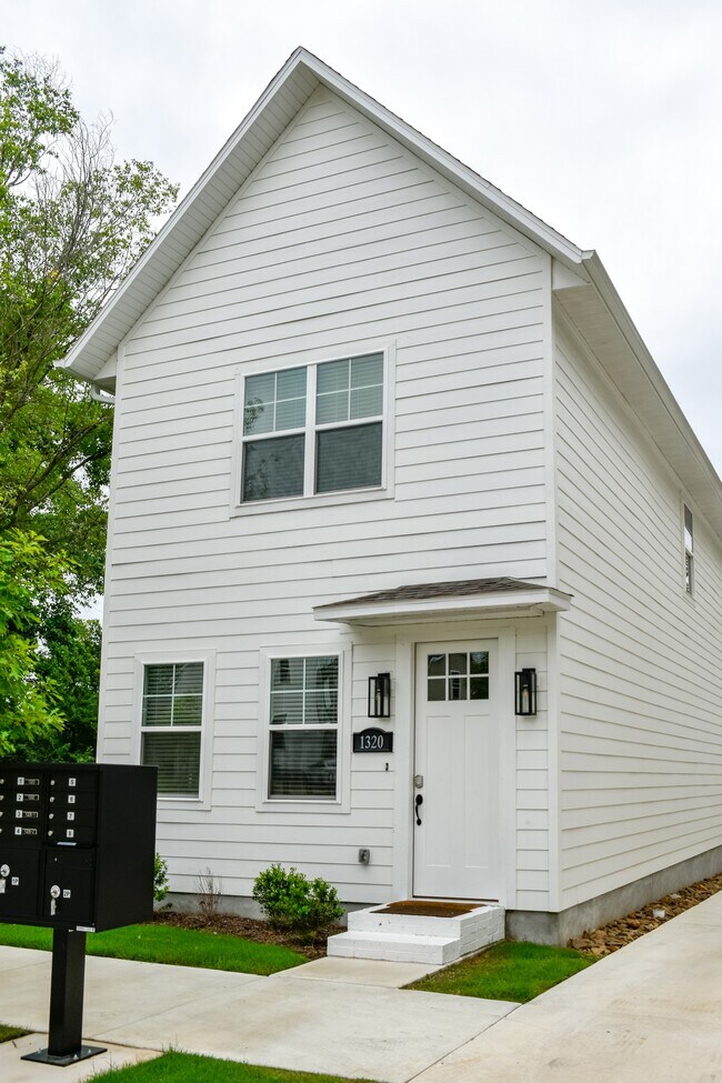 Building Photo - 1320 Van Buren Ave