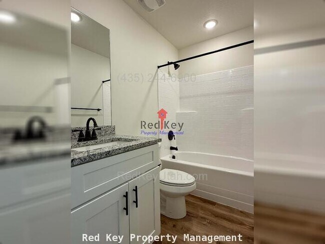 Building Photo - 600 N Duplex NEW
