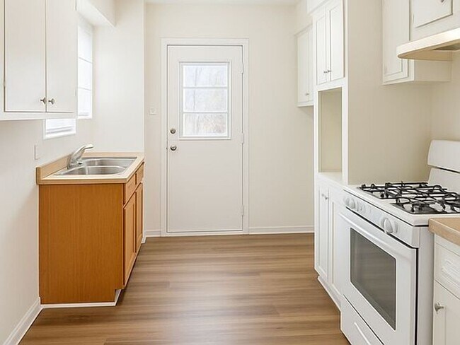 Building Photo - 2 Bedroom Bakersfield Beauty!