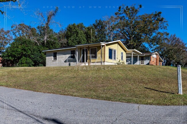 Building Photo - **Reduced Price** Adorable 3 Bedroom/1 Bat...