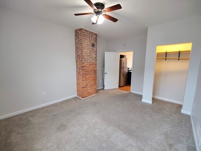 Building Photo - *Recently Updated 2BD/1BA Apartment availa...