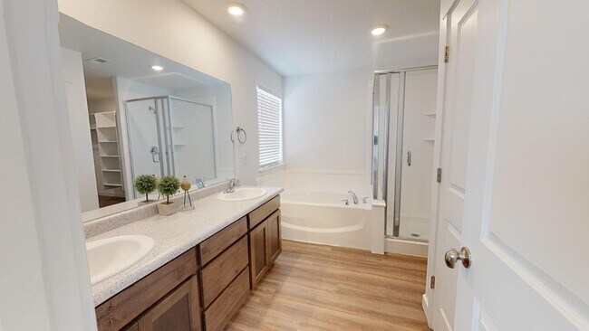 Building Photo - BEAUTIFUL 4-BEDROOM TOWNHOME FOR RENT