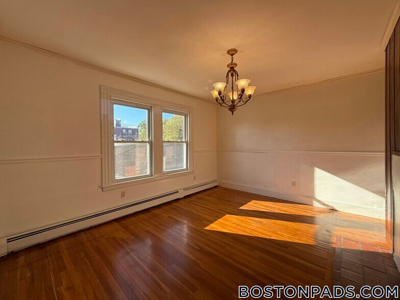 Building Photo - 547 Talbot Ave