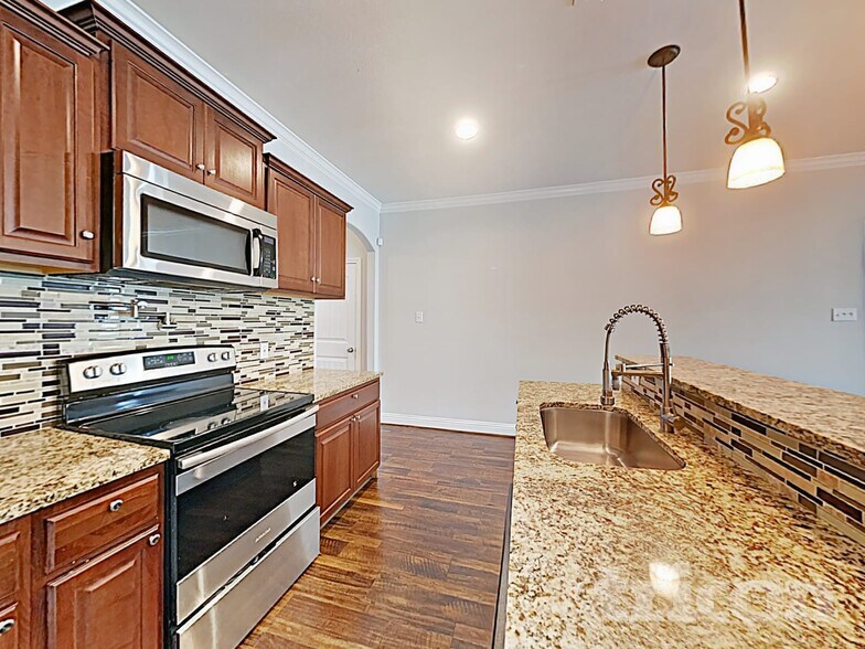 Building Photo - 1002 Woodcrest Dr