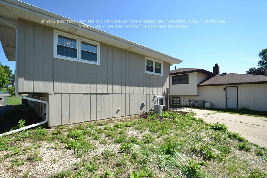 Building Photo - 26W257 Harrison St