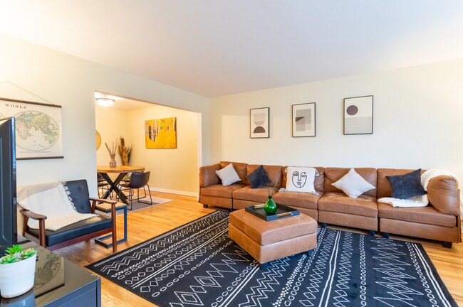 Building Photo - Spacious Updated Unit of Quadplex Availabl...