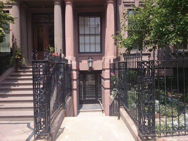 Primary Photo - 182 Beacon St