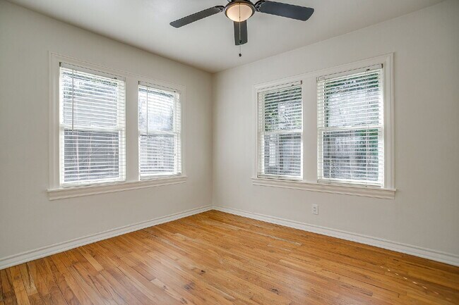 Building Photo - Adorable 1-Bedroom Duplex located near dow...