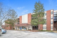 Building Photo - 590 Sarah Ln