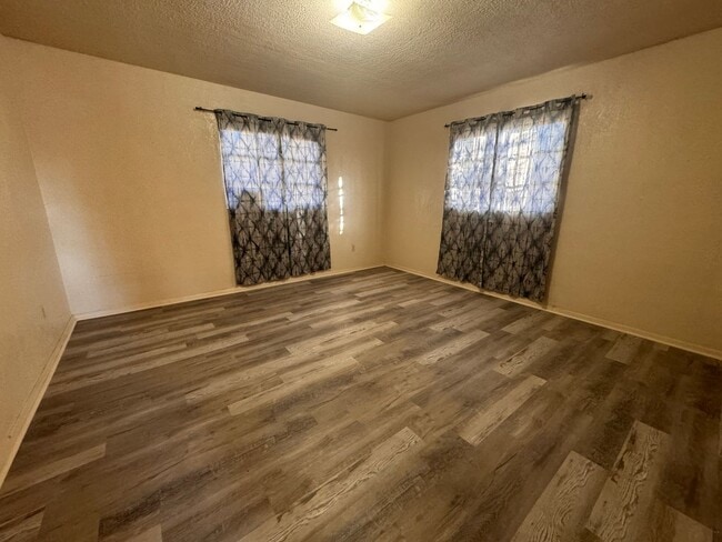 Building Photo - Single Family Residence