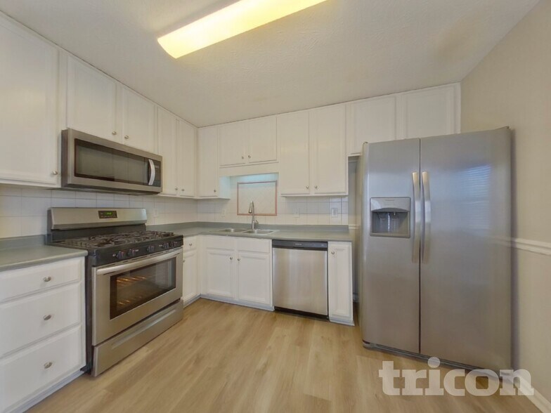 Building Photo - 172 N White Pines Dr