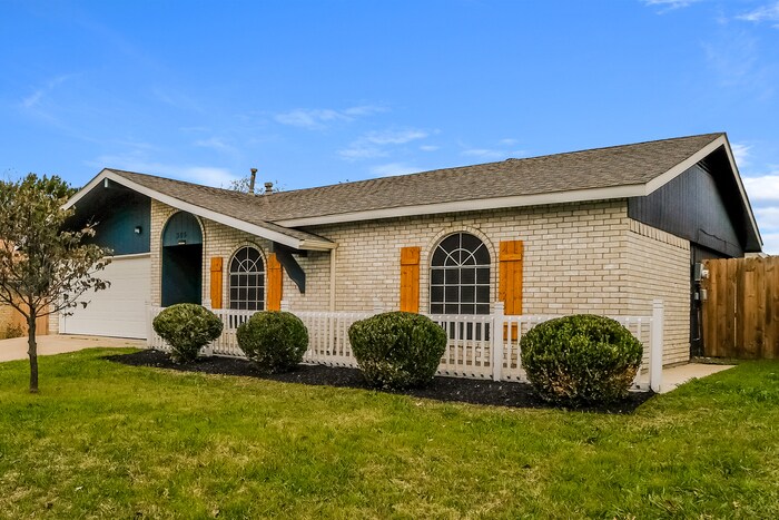 Building Photo - 305 Pebblebrook St