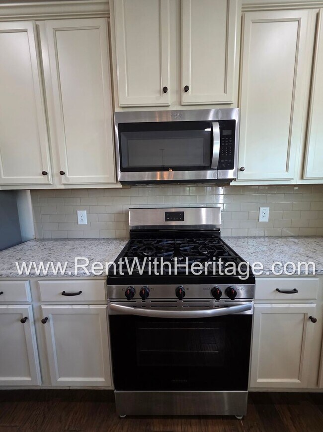 Building Photo - ABSOLUTELY BEAUTIFUL 5 BEDROOM/ 4.5 BATH HOME YOU DONT WANT TO MISS.