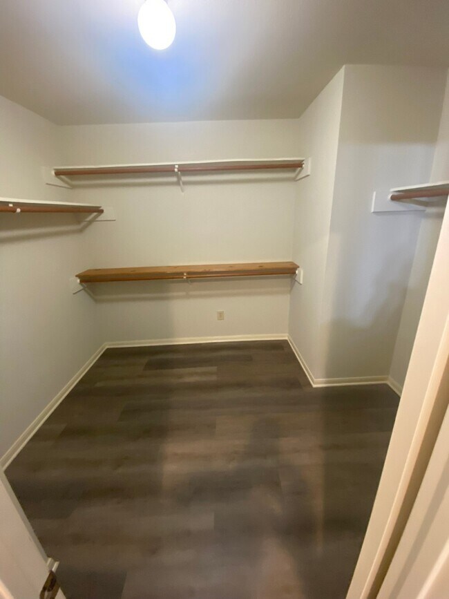 Building Photo - 8915 Weyburn Grove Dr