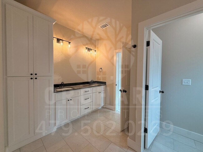 Building Photo - Bella Vista Single-Family Home- 3 Bed/ 2 Bath- Well-Designed Fernley Plan