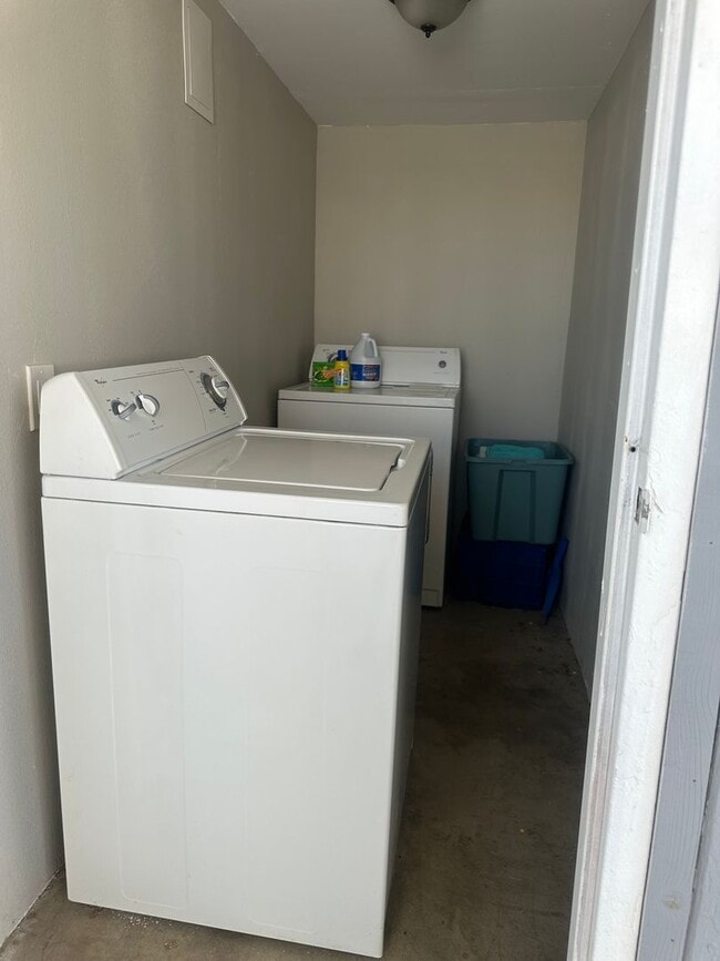 Building Photo - 3 Bedroom Duplex