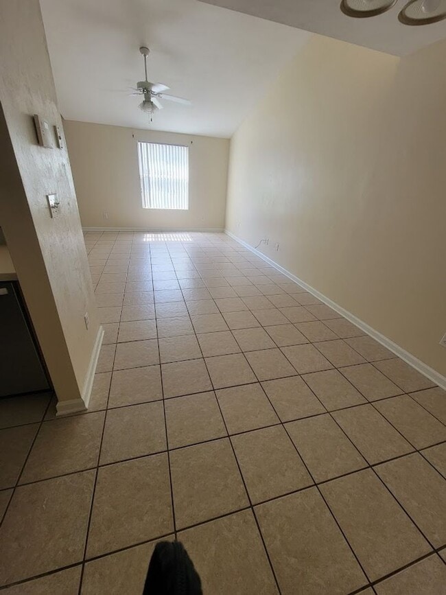 Building Photo - 3 BR/ 2BA Townhome located in