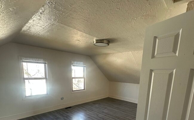 Building Photo - 410 Ivanhoe Rd