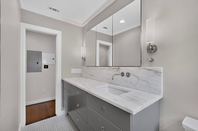 Building Photo - Gorgeous 2/2 Bungalow with Private Pool