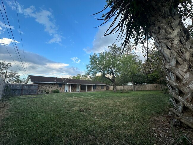 Building Photo - 711 E Locust Ave