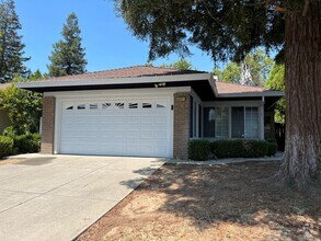 Building Photo - Three Bedroom Two Bathroom Home