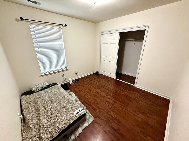 Building Photo - 212 Finn Cir