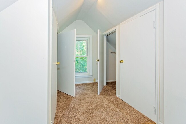 Building Photo - BOND HILL-  3 STORY 3 BEDRM 2 FULL BATH OP...