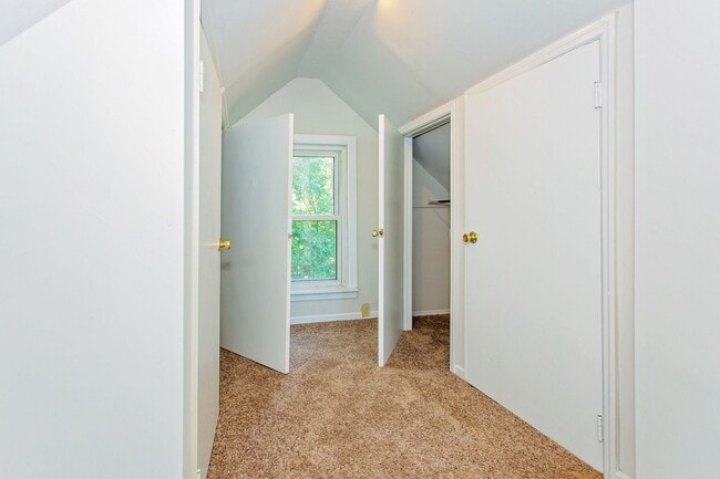Building Photo - BOND HILL-  3 STORY 3 BEDRM 2 FULL BATH OPEN FLOOR PLAN w GARAGE