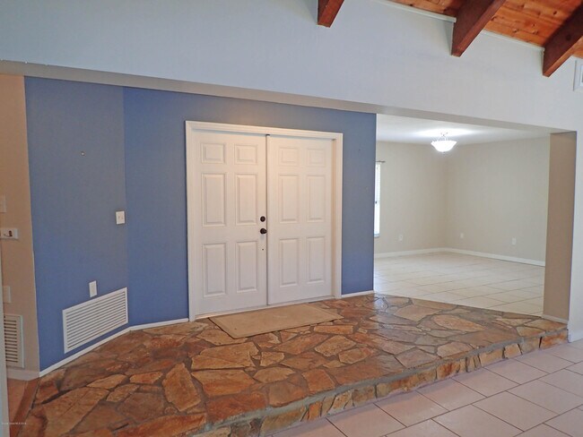 Building Photo - 525 Hidden Creek Dr
